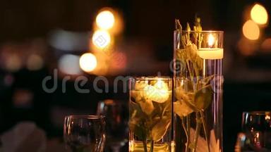 <strong>婚宴大厅</strong>内部细节与装饰餐桌设置在餐厅。 蜡烛和白色花瓣装饰